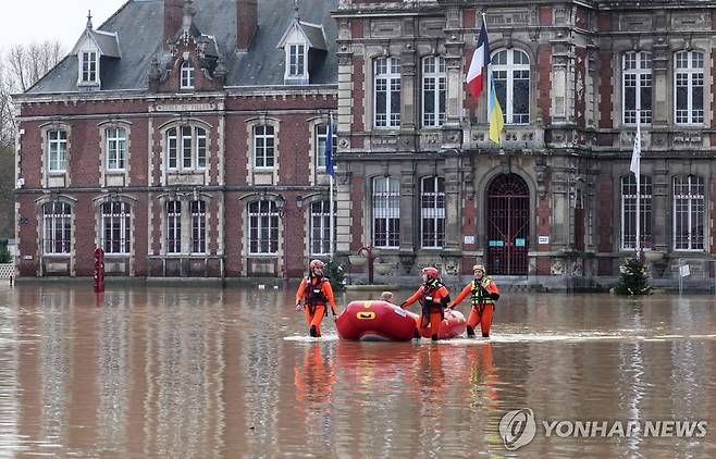 프랑스 홍수에 구명보트로 대피하는 주민 (아르크[프랑스] AFP=연합뉴스) 프랑스 소방관들이 4일(현지시간) 홍수가 난 프랑스 북부 아르크 마을의 광장에서 주민을 구명보트에 태워 대피시키고 있다. 작년 11월과 12월에 홍수가 났던 북부 마을들이 다시 물에 잠기면서 이재민 수백명이 발생했다. 2024.01.05 besthope@yna.co.kr