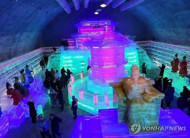 화천산천어축제 서막…얼음조각 광장 개장 [연합뉴스 자료사진]