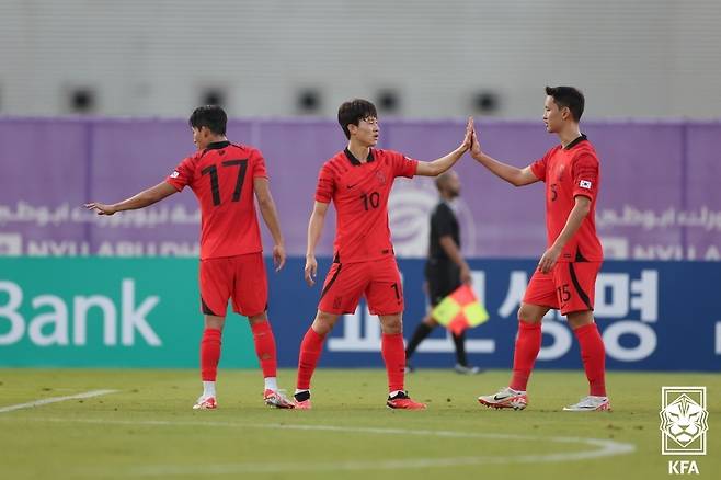 골세리머니를 펼치는 이재성(가운데) [대한축구협회 제공. 재판매 및 DB금지]