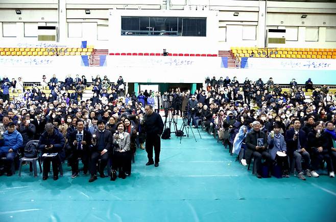 양문석 공공미디어연구소 이사장이 7일 안산 감골시민홀에서 자신의 저서 ‘당원이 주인이다’에 대한 북콘서트를 열고 참석자들과 기념 촬영하고 있다. (사진 = 양문석 이사장 제공)