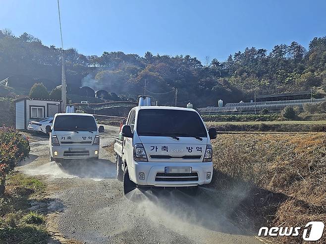 5일 고병원성 조류인플루엔자(AI)가 발생한 전남 고흥의 한 육용오리 농장에서 인근 도로 소독 등 방역 활동이 진행되고 있다.(고흥군 제공)2023.12.5/뉴스1 ⓒ News1 김동수 기자