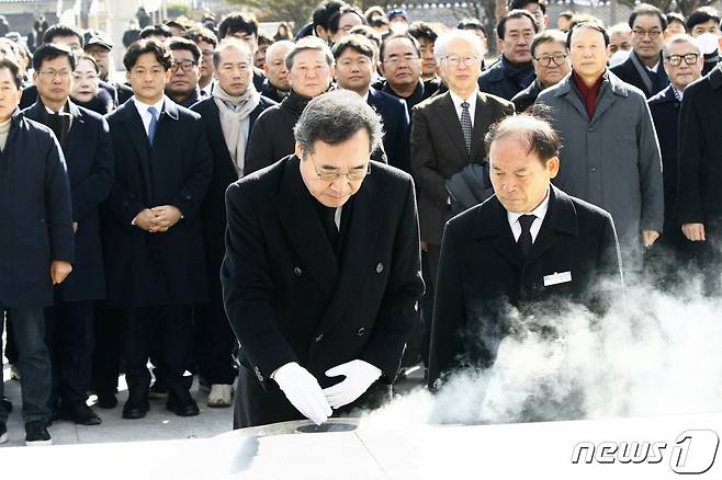 이낙연 전 더불어민주당 대표가 7일 광주 북구 국립5·18민주묘지에서 헌화 분향하고 있다.2024.1.7/뉴스1 ⓒ News1 김태성 기자