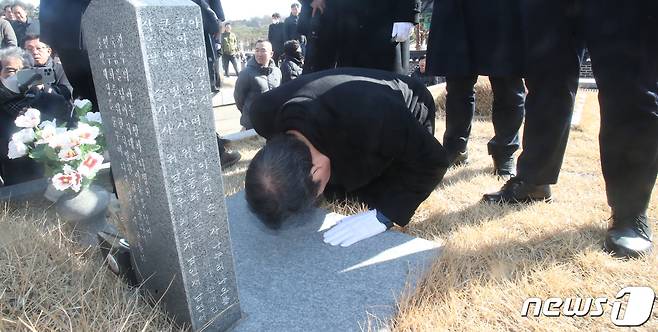 이낙연 전 더불어민주당 대표가 7일 광주 북구 국립5·18민주묘지 방문해 나병식 전 민주화운동기념사업회 상임이사 묘소에 참배하고 있다. 2024.1.7/뉴스1 ⓒ News1 김태성 기자