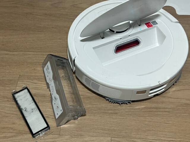 로보락 Q레보 상단 먼지통을 분리한 모습 (사진=신영빈 기자)