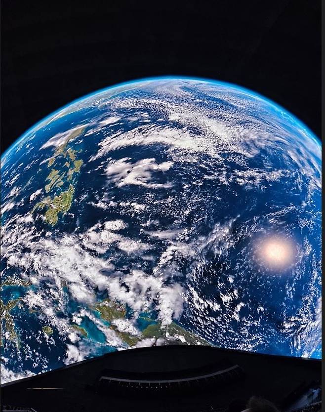 스피어 공연 중 화면에서 눈 앞으로 다가오는 거대한 지구의 모습./유지한 기자