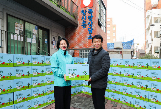 지난 6일 하나금융은 동절기 한파로 어려움을 겪고 있는 지역사회 취약계층을 위해 방한용품이 담긴 행복상자 1111개를 전달했다. 이날 행사에 참석한 김덕순(왼쪽) 하나은행 북부영업본부 지역대표가 이도희 서울시립 창신동쪽방상담소 소장에게 행복상자를 전달하며 기념촬영을 하고 있다. <하나금융 제공>