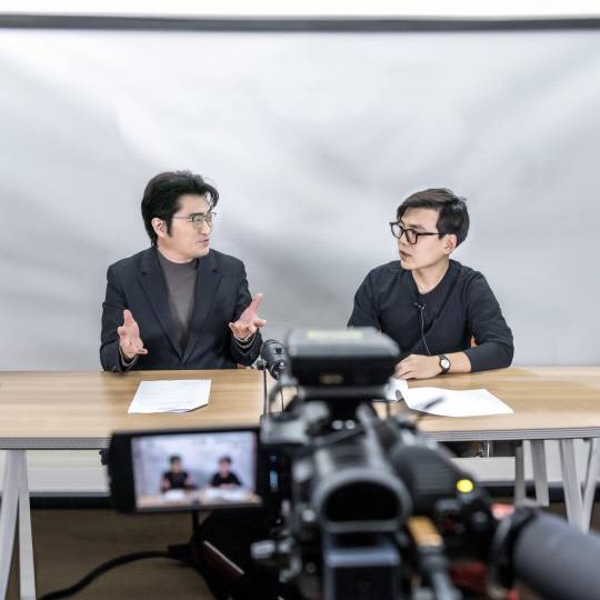 1인 미디어로 도시와 농촌을 잇는 농업콘텐츠 제작 채널 '귀농의 신' 안영주 PD(오른쪽)와 광운대 OTT 미디어 전공 이희대 교수가 디지털타임스 유튜브 스튜디오에서 《희대의 NOW 구독중》 인터뷰를 촬영 중이다. 



사진 촬영 박동욱 기자