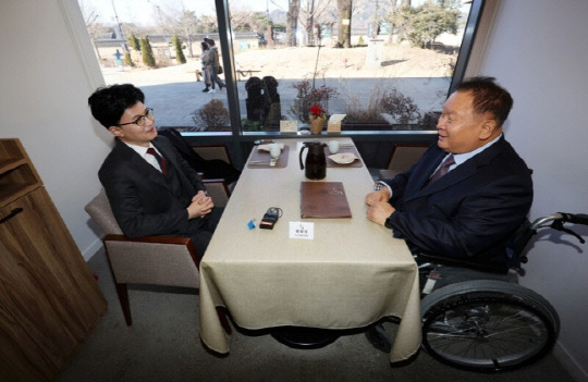 한동훈 국민의힘 비상대책위원장(왼쪽)이 6일 오전 서울 종로구의 한 식당에서 최근 더불어민주당을 탈당한 이상민 의원과 오찬 회동을 하고 있다. 연합뉴스