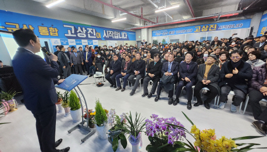 고상진 더불어민주당 전북 익산갑 예비후보가 6일 전북 익산시 모현동에 한 사무실에서 개소식을 열고 인사말을 하고 있다.<고상진 예비후보 제공>