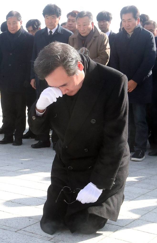 이낙연 전 더불어민주당 대표가 7일 광주 북구 국립5·18민주묘지에서 무릎꿇고 묵념하며 눈물을 흘리고 있다.2024.1.7./뉴스1 ⓒ News1 김태성 기자 /사진=뉴스1
