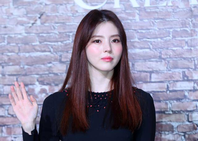 배우 한소희가 지난달 19일 오전 서울 용산구 레이어20 스튜디오에서 열린 넷플릭스 시리즈 '경성크리처' 제작발표회에서 인사를 하고 있다. 뉴시스