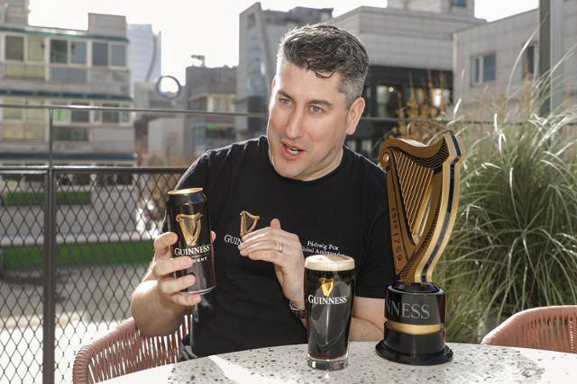 흑맥주로 유명한 기네스의 글로벌 앰배서더인 폭시 패드릭이 기네스 맥주 맛을 구현하는 기술을 설명하고 있다. 디아지오코리아 제공