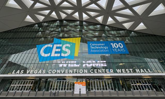 세계 최대 가전·정보기술(IT) 전시회 'CES 2024' 개막을 사흘 앞둔 6일 전시장인 미국 네바다주 라스베이거스 컨벤션센터 외부에 CES 홍보 문구가 부착돼 있다. 라스베이거스=뉴스1