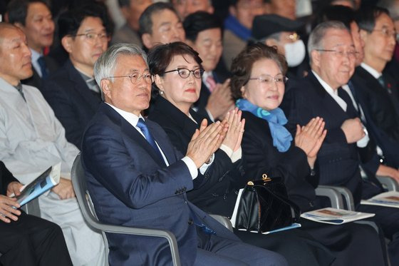 문재인 전 대통령과 김정숙 여사가 6일 경기도 고양시 킨텍스에서 열린 김대중 전 대통령 탄생 100주년 기념식에 참석해 박수를 치고 있다. 연합뉴스