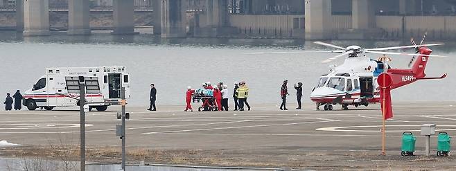 부산에서 신원 미상 남성에게 습격을 당한 이재명 더불어민주당 대표가 2일 오후 서울 동작구 노들섬에 헬기를 통해 도착해 서울대병원으로 이송되고 있다. 사진=뉴스1