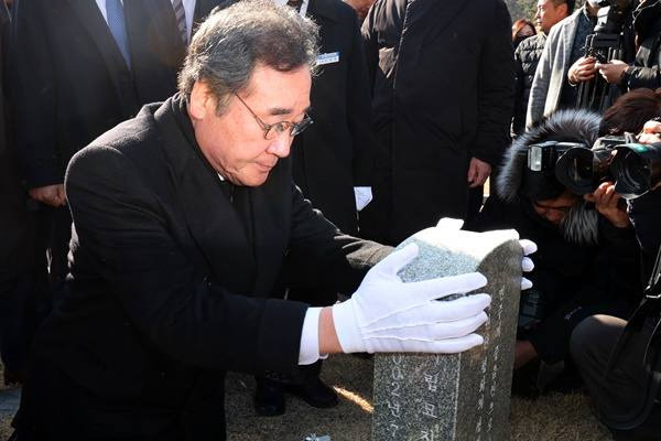 이낙연 더불어민주당 전 대표가 7일 오전 광주 북구 국립 5·18 민주 묘지에서 참배하고 있다. 연합뉴스