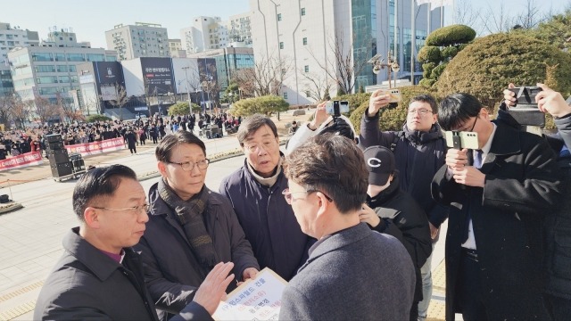 인천시중구기독연합회와 기독교대한감리회 중부연회 인천서지방회 등 지역 교계 목회자들이 이날 집회 후 인천시청 관계자에게 주민들의 반대 서명지 등을 전달하고 있다. 인천중구아파트연합회 제공