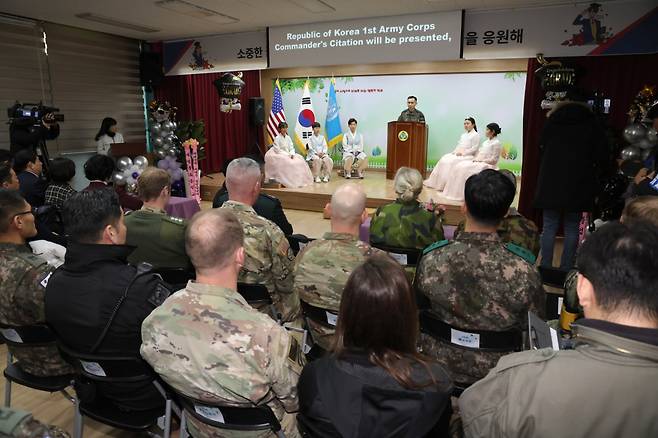 지난 5일 경기도 파주시 대성동 초등학교에서 제55회 졸업식이 열렸다. 김담혜 양 등 5명의 졸업생을 축하하기 위해 학부모와 가족뿐 아니라 군인과 주민, 파주시와 통일부 관계자 등 90여 명이 참석했다.[국방일보 제공]