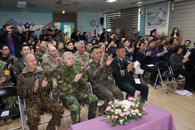 지난 5일 경기도 파주시 대성동 초등학교에서 제55회 졸업식이 열렸다. 김담혜 양 등 5명의 졸업생을 축하하기 위해 학부모와 가족뿐 아니라 군인과 주민, 파주시와 통일부 관계자 등 90여 명이 참석했다.[국방일보 제공]