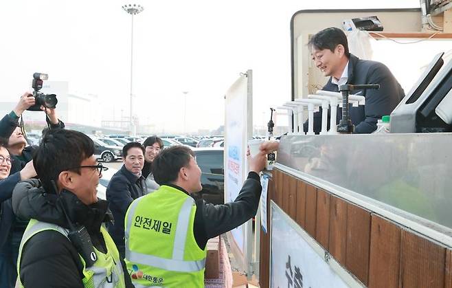 [서울=뉴시스] 안덕근 산업통상자원부 장관이 5일 경기 평택항 기아자동차 전용부두를 방문해 직원들에게 다과를 전달하고 있다. (사진=산업통상자원부 제공) 2024.01.05. photo@newsis.com *재판매 및 DB 금지