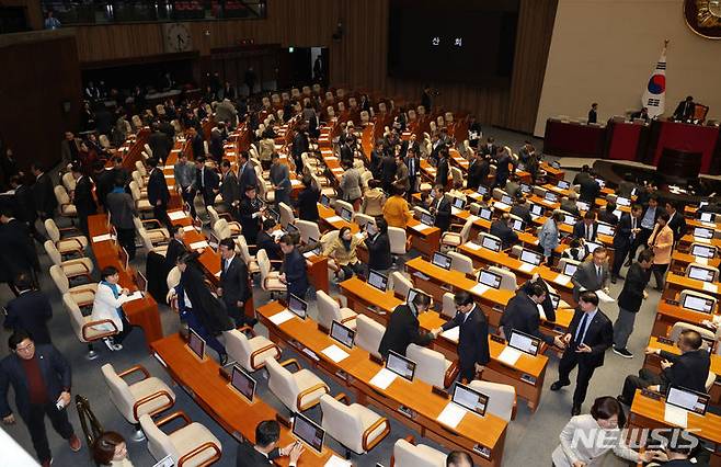 [서울=뉴시스] 이영환 기자 = 28일 오후 서울 여의도 국회에서 열린 제411회국회(임시회) 제3차 본회의에서 쌍특검법(화천대유 특검법, 김건희 특검법)을 가결시킨 야당 의원들이 본회의가 산회되자 회의장을 나서고 있다. 2023.12.28. 20hwan@newsis.com