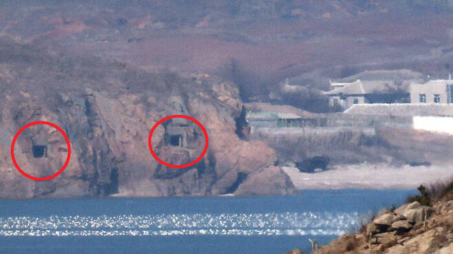 어제(6일) 오전 인천 옹진군 대연평도 조기역사관에서 바라본 북한 황해도 한 해안마을 인근에 설치된 해안포의 포문이 열려 있는 모습