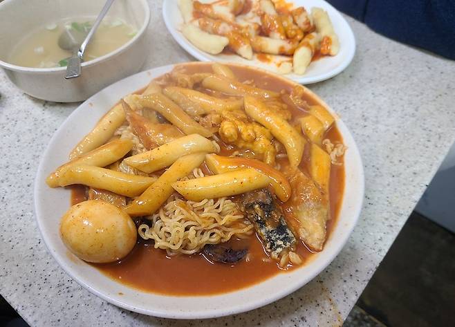 ‘만나분식’의 인기 메뉴인 모둠 떡볶이와 떡꼬치.