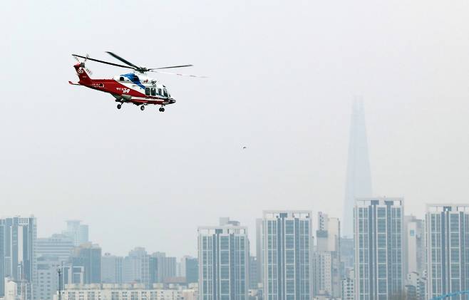 이재명 더불어민주당 대표가 부산에서 흉기 피습을 당한 지난 2일 이 대표를 이송한 헬기가 서울 동작구 노들섬에 도착, 임무를 마친 뒤 부산으로 향하고 있다. 뉴시스