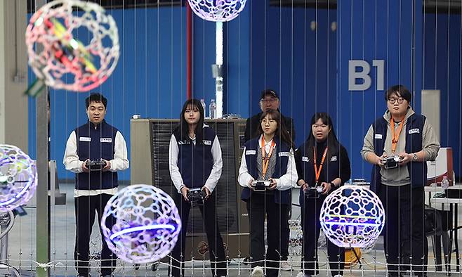 29일 전주 덕진구 전주월드컵 경기장 서바이벌체험센터에서 CES 2024에 참가하는 드론 축구 국가대표 블루팀이 출국 전 마지막 훈련을 하고 있다. 전주=남정탁 기자