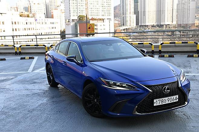렉서스 ES 300h F-스포츠. 김학수 기자