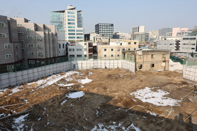 서울 성동구에 위치한 태영건설의 성수동 개발사업 부지 모습. 성수동 개발사업과 관련한 약 480억 원 규모의 PF대출 만기일이 도래하면서 시공 능력 순위 16위의 중견기업인 태영건설이 위기를 겪고 있다. 연합뉴스