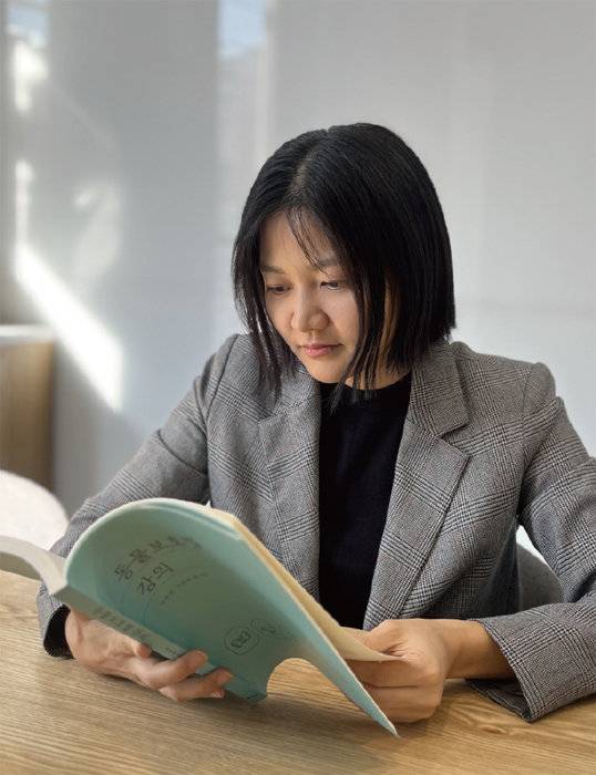 박주연 변호사가 책 ‘동물보호법 강의’를 보고 있다. [김소현]