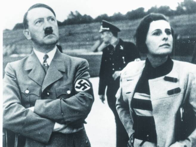 아돌프 히틀러와 함께 있는 레니 리펜슈탈. 그녀는 언제든 히틀러를 만날 수 있었다. ⓒ연합뉴스 DB