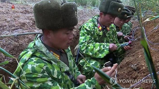 북한TV, 인민군 기만작전 동영상 공개 (평양 조선중앙통신=연합뉴스) 북한 조선중앙TV는 7일 20시 정규보도 시간에 김여정 담화 보도중 인민군 기만작전 폭약발파 장면을 공개(44초)공개했다. 김여정 노동당 부부장은 7일 담화에서 지난 6일 서북도서 지역에서 포탄을 쏜 적이 없다며, 포성을 모방한 폭약을 터뜨리는 기만 작전에 한국군이 속아 넘어갔다고 주장했다. 사진은 폭약 기폭장치 연결하고 있는 인민군의 모습. 2024.1.7 
    [국내에서만 사용가능. 재배포 금지. For Use Only in the Republic of Korea. No Redistribution] nkphoto@yna.co.kr