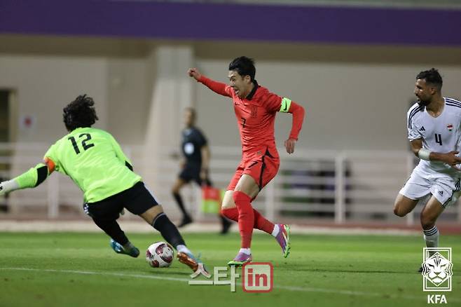한국 축구대표팀 주장 손흥민이 이라크와 평가전에서 골키퍼와 일대일 상황을 맞이하고 있다. 사진=대한축구협회