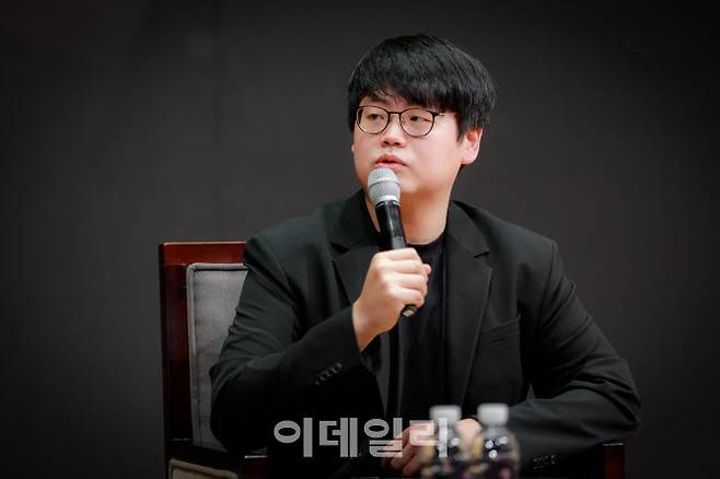 금호아트홀 ‘2024 상주음악가’로 선정된 피아니스트 김준형이 8일 서울 서대문구 금호아트홀 연세에서 열린 기자간담회에서 기자들 질문에 답하고 있다. (사진=금호문화재단)