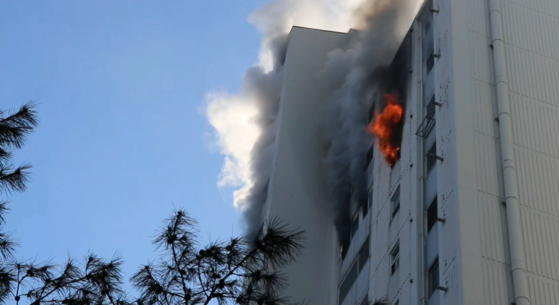 오늘(8일) 오전 9시 20분쯤 경기 남양주 화도읍의 15층짜리 아파트 13층에서 불이 나 1시간 10여분 만에 꺼졌다. 다행히 인명 피해는 없었지만 주만 37명이 긴급 대피했다. 〈사진=경기북부소방재난본부 영상 캡처〉