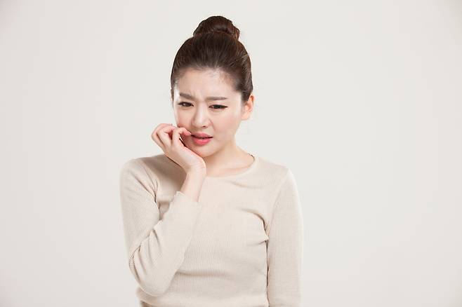 시린 이의 대표적인 원인으로는 치아의 마모, 깨짐, 부식 등이 있으며 잇몸이 나빠져 뿌리가 드러나거나 충치가 생겼을 때도 치아가 시릴 수 있다. [사진=게티이미지뱅크]