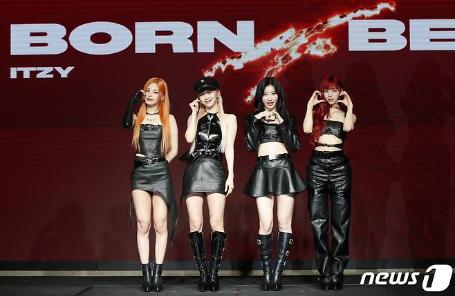 그룹 있지(ITZY)가 8일 오후 서울 영등포구 콘래드 호텔에서 진행된 새 미니 앨범 '본 투 비(BORN TO BE)' 발매 기념 쇼케이스에서 포즈를 취하고 있다. 2024.1.8/뉴스1 ⓒ News1 권현진 기자