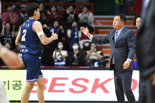 KCC 전창진  감독이 최준용과 하이파이브를 하고 있다. 사진 | KBL