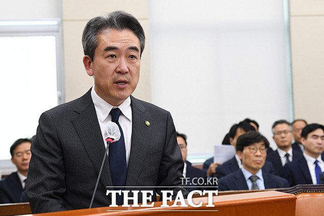 윤희근 경찰청장이 이재명 더불어민주당 대표 습격범 당적 공개와 관련해 공개하기 어렵다는 입장을 재차 강조했다. 윤 청장이 지난해 3월 서울 여의도 국회에서 열린 행정안전위원회 전체회의에 참석해 발언을 하고 있다./남용희 기자