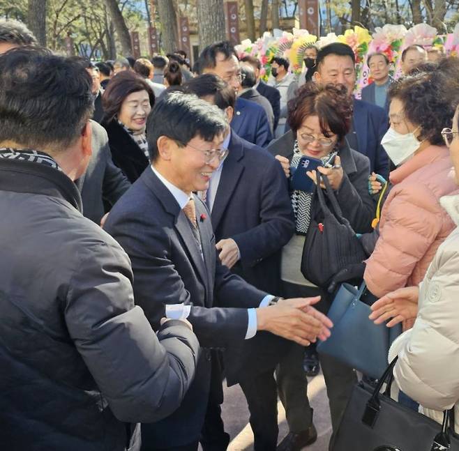 박용호 전 지청장이 지난 6일 밀양 청소년수련관 앞에서 출판기념회에 참석한 지지자들을 맞이하고 있다. [이미지제공=주소은 기자]