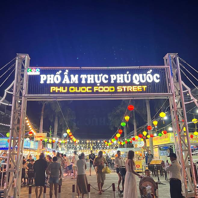 베트남 최남단 섬인 푸꾸옥의 야시장을 외국인 관광객들이 구경하고 있다. 푸꾸옥을 찾은 외국인 관광객 중 한국인이 가장 많다. /독자제공