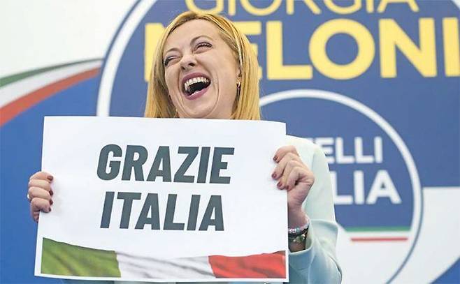 “감사합니다, 이탈리아” - 26일(현지 시각) 이탈리아 조기 총선에서 극우 성향 이탈리아형제들(FdI)이 이끄는 우파연합이 승리하자 조르자 멜로니 FdI 대표가 ‘감사합니다 이탈리아’라는 문구가 적힌 손팻말을 들고 활짝 웃고 있다. 멜로니를 앞세운 극우 정권의 출현이 이탈리아는 물론 유럽연합 내에 큰 변화를 초래할 것이란 우려가 나오는 가운데, 멜로니 대표는 “분열이 아닌 통합의 정치를 하겠다”고 밝혔다. /AP 연합뉴스