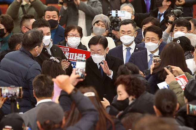 이재명 더불어민주당 대표와 당 지도부가 지난해 12월 27일 전남 무안군 남악복합주민센터에서 열린 찾아가는 국민보고회 전남 편에서 참석자들의 환호를 받고 있다./뉴스1