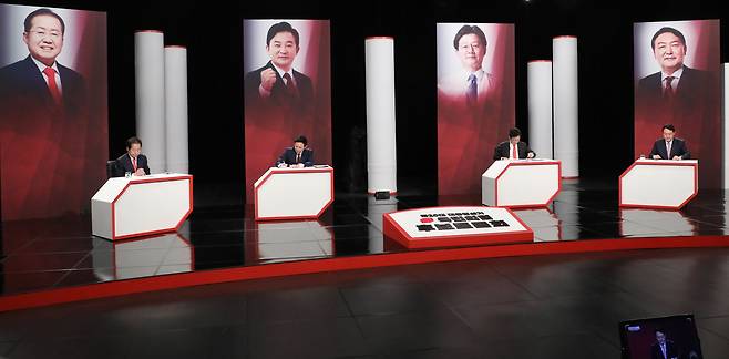 국민의힘 홍준표(왼쪽부터), 원희룡, 유승민, 윤석열 대선 경선 후보들이 18일 오후 부산MBC에서 제4차 TV 토론회를 하기 앞서 토론을 준비하고 있다. 2021.10.18 [사진공동취재단]