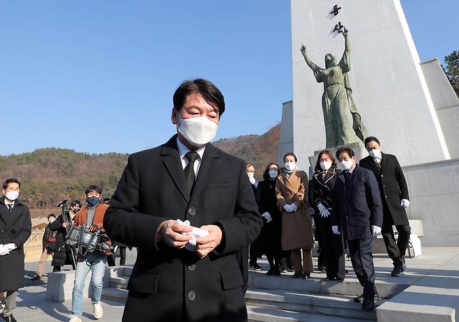 국민의당 안철수 대선후보가 7일 오후 충남 천안시 서북구 망향의 동산을 찾아 참배한 뒤 이동하고 있다. 2022.1.7/연합뉴스