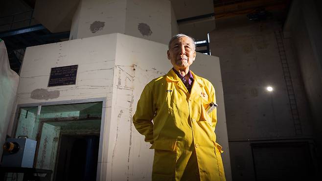 대한민국 원자력의 아버지 이창건이 대한민국 1호 원자로 트리가 마크2(TRIGA MARK II) 앞에 섰다. 1929년생인 이창건은 30년 뒤인 1959년 대한민국이 도입한 이 원자로를 운전하며 대한민국 미래를 설계했다. 먹고살 일도 막막했던 1950년대부터 이들을 길러낸 지도자, 그리고 이들 전문가들이 오늘의 대한민국을 만든 아버지들이다. 서울 공릉동에 있는 트리가 마크2는 핵심은 다 해체되고 외형은 근대유산으로 지정됐다. /박종인 기자