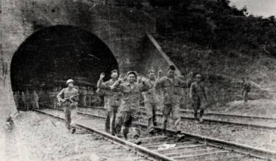 전의전투에서 북한군에게 생포된 미군 병사들. 북한군이 찍은 사진을 아군이 노획한 것이다.