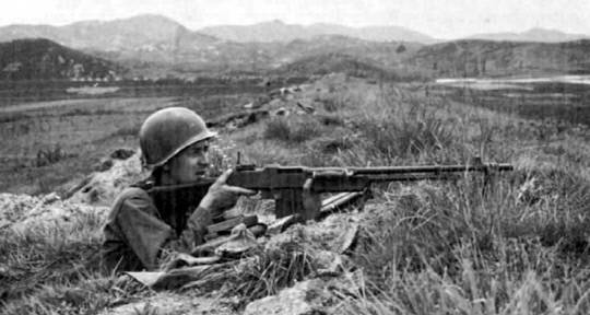 &nbsp;미 24사단 19연대 병사가 금강 남쪽 대평리에서 강을 건너려는 북한군 3사단에 맞서 전투 준비를 하고 있다.